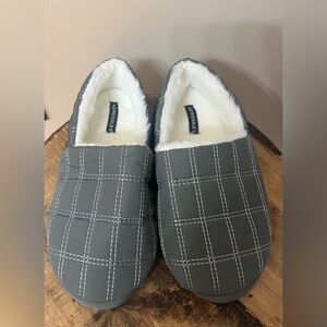 Women’s gray AREOSOLES slippers. Size medium (6.5-7.5).
